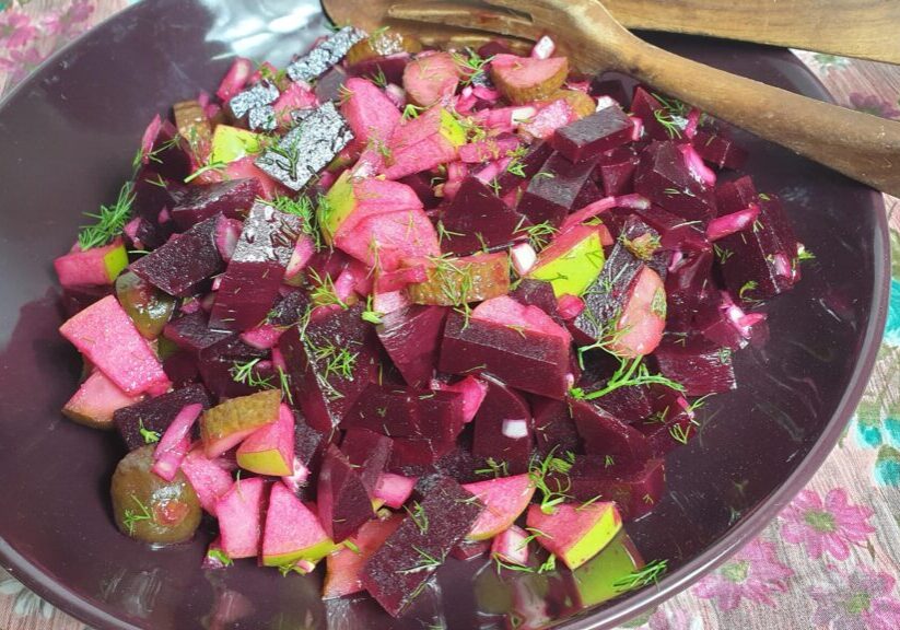 rode bieten salade met ui en appel