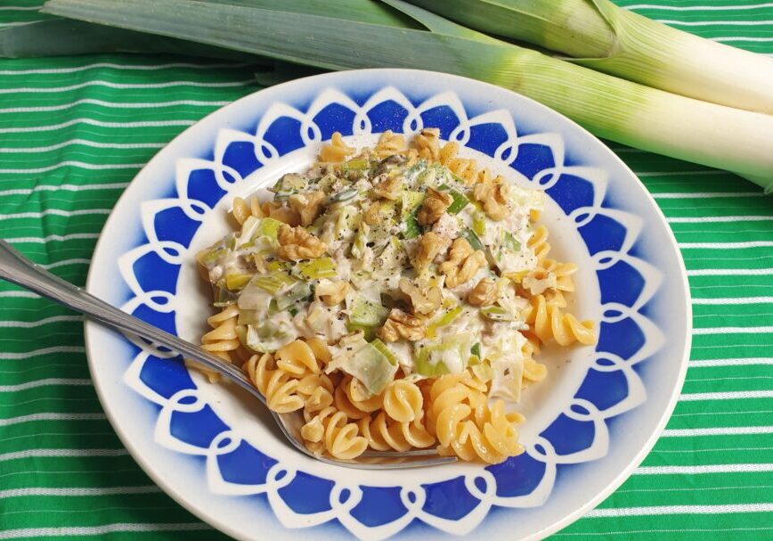 linzenpasta met prei-notensaus