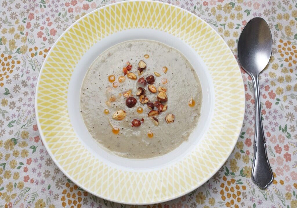 soep van aardperen, gegarneerd met gehakte hazelnootjes
