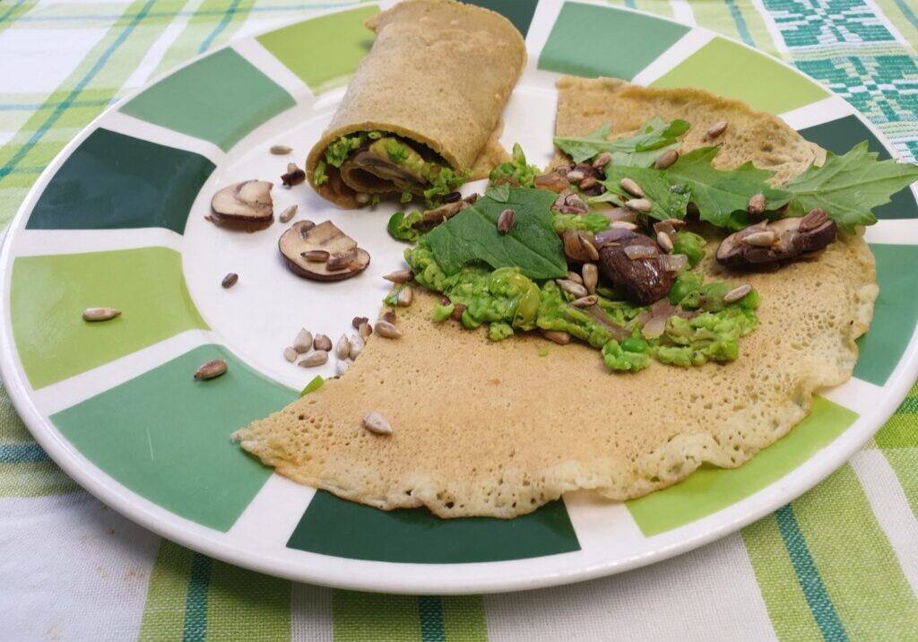 pannenkokem et doperwtenpuree, rucola en gebakken champignons


