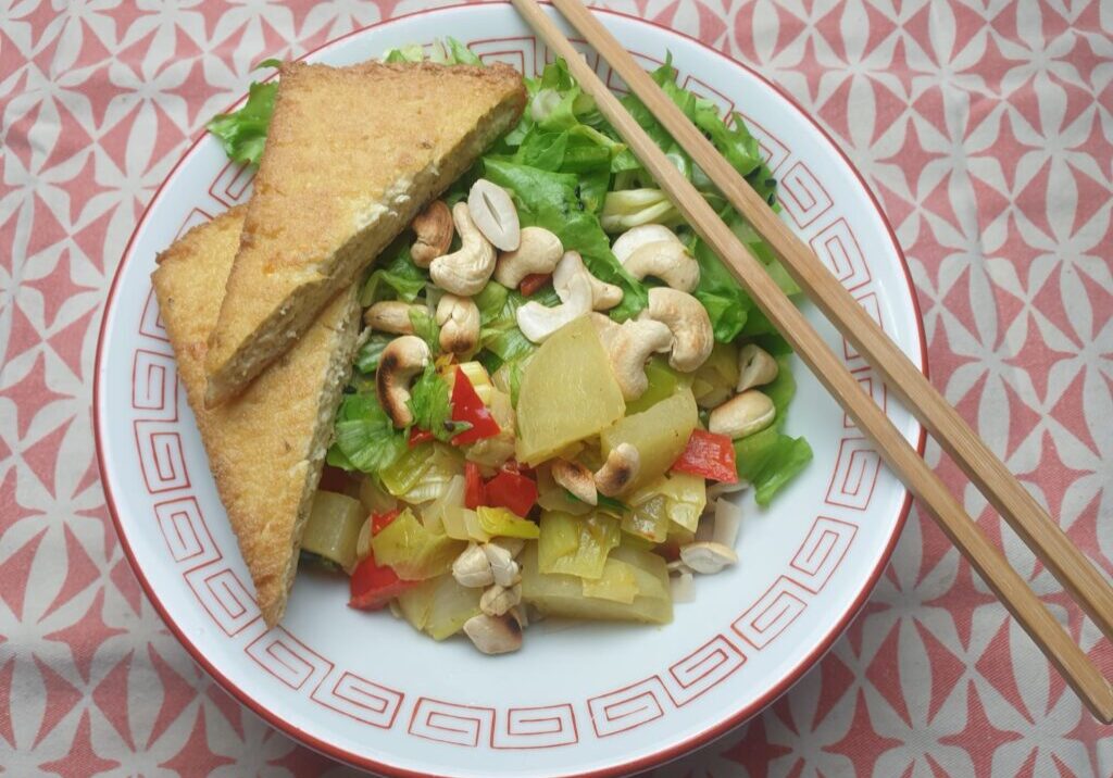 noodles met curry van yacon, een salade en gebakken tofu