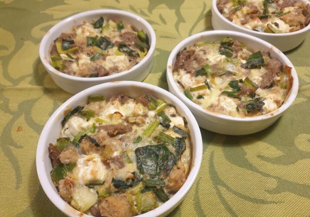 prei in een ovenschoteltje met ei en brood: dat is strata