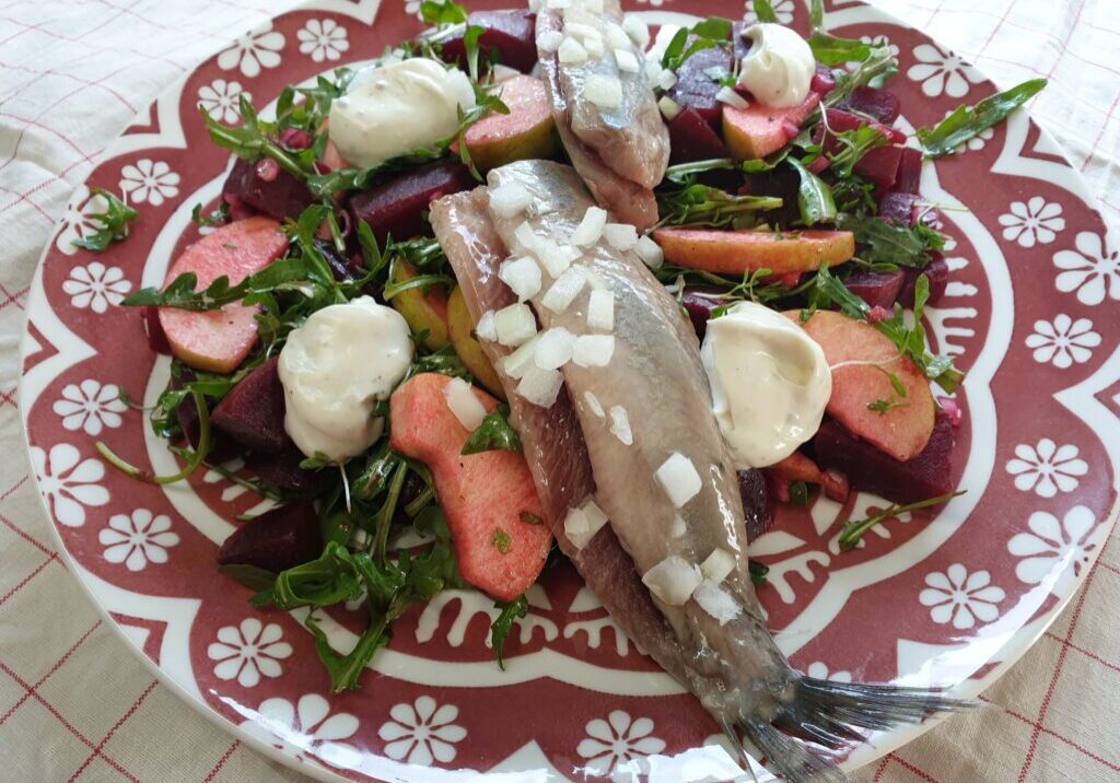 Bietjessalade met rucola, haring en appel