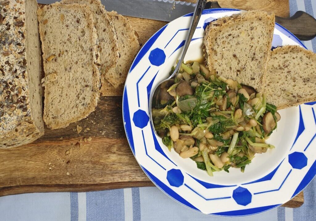 bonenschotel met raapstelen en brood