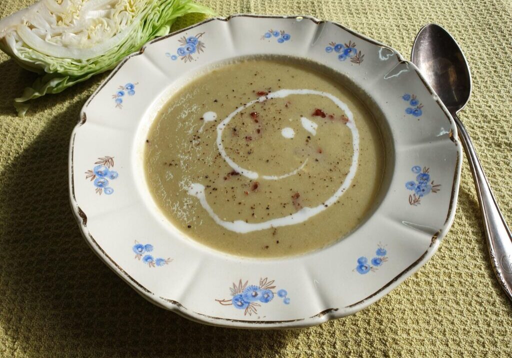 Romige Franse spitskoolsoep met spekjes en mosterd