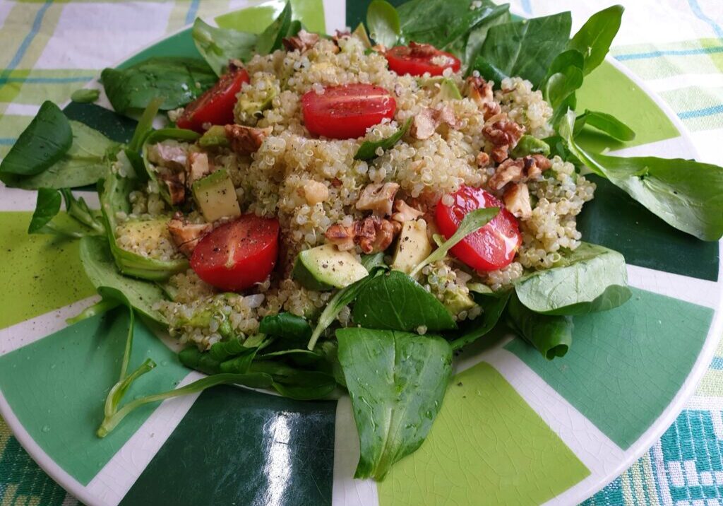 Salade met quinoa, veldsla, avocado, walnoten en tomaatjes