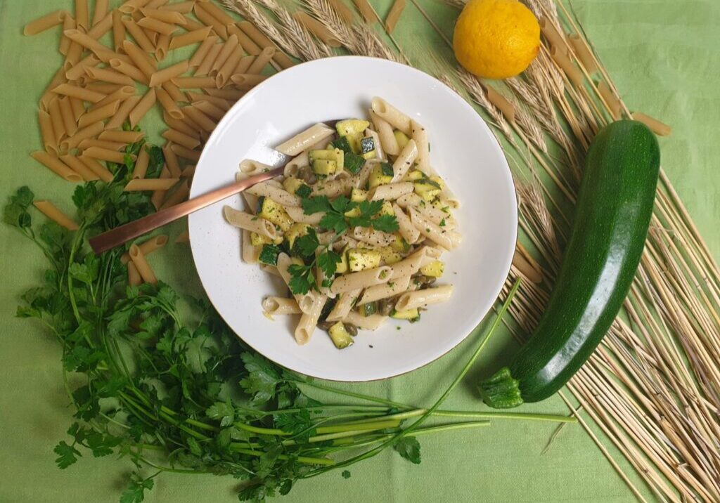 Pasta met courgette, citroen en peterselie