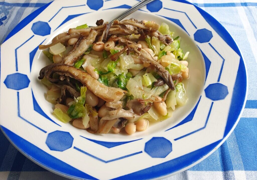 Andijvie met witte bonen en gebakken oesterzwammen