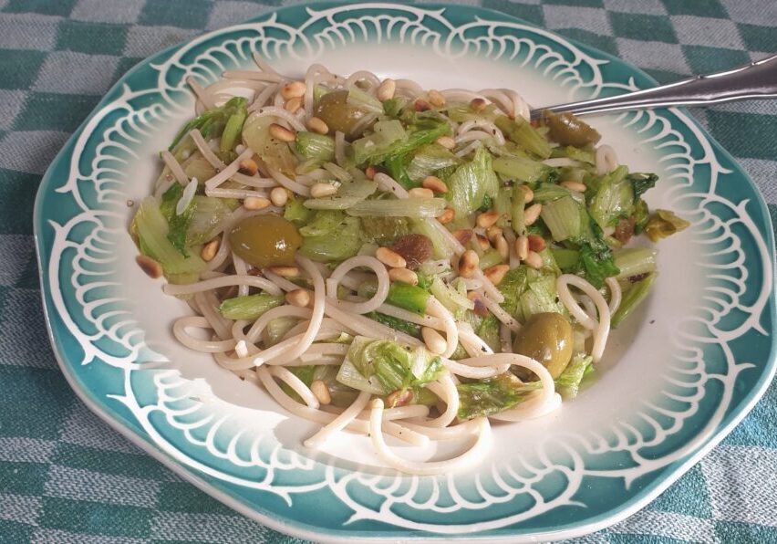 pasta met andijvie, groene olijven , rozijn en pijnboompitten