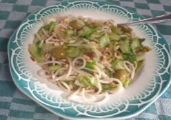 pasta met andijvie, groene olijven , rozijn en pijnboompitten