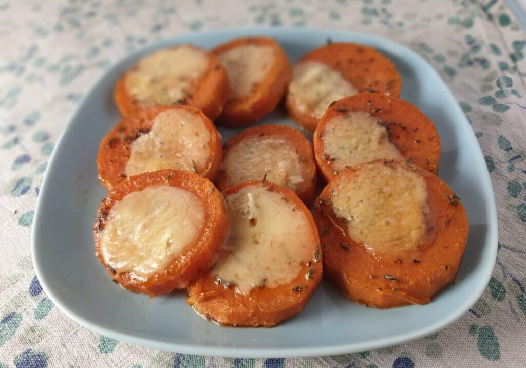 bataat plakjes met gesmolten blauwe kaas er op