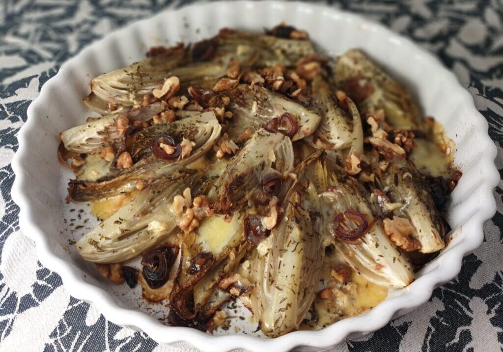 witlof met blauwe kaas en walnoten uit de  oven
