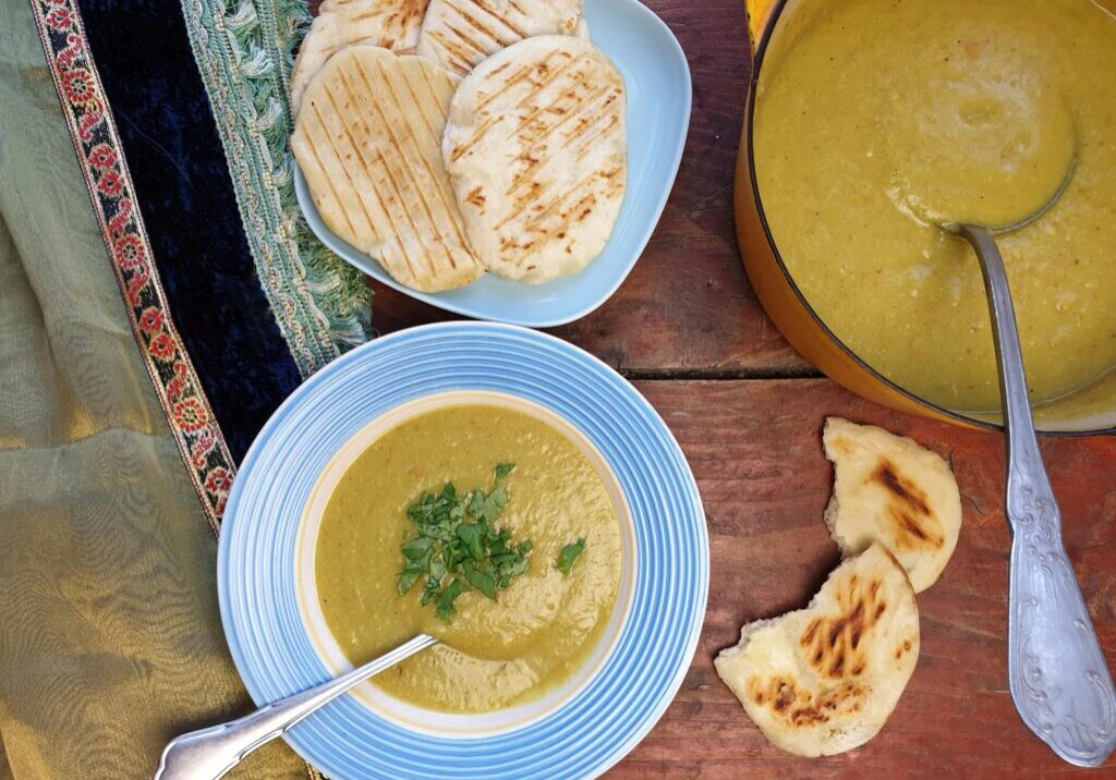Indiase bloemkoolsoep met naanbrood