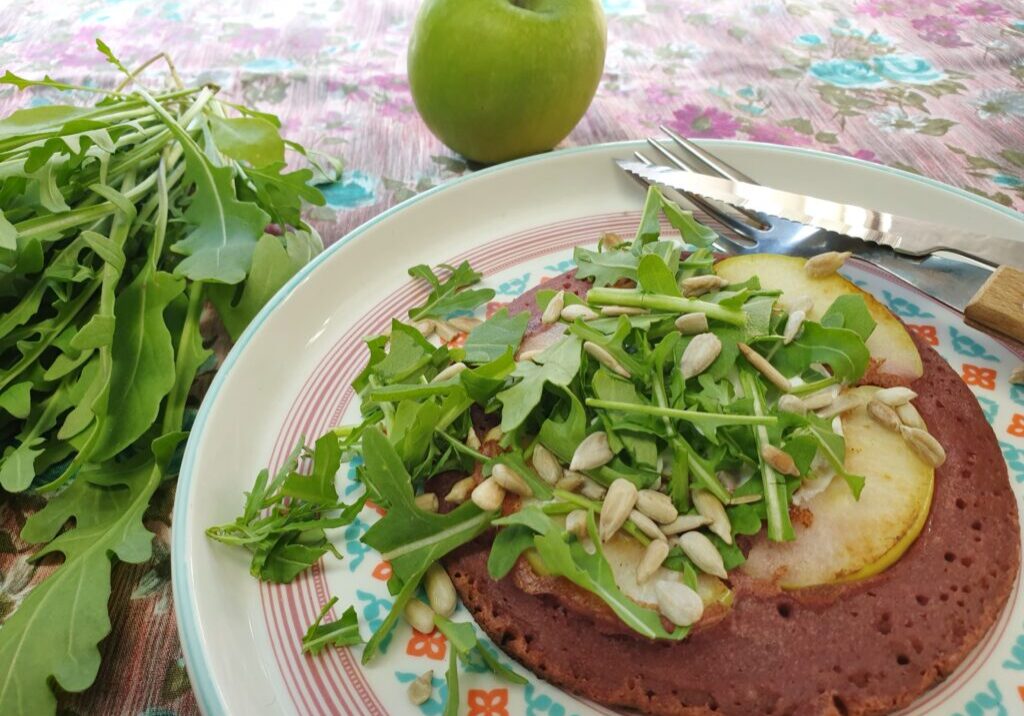 Rode bietenpannenkoek met rucola  en appel