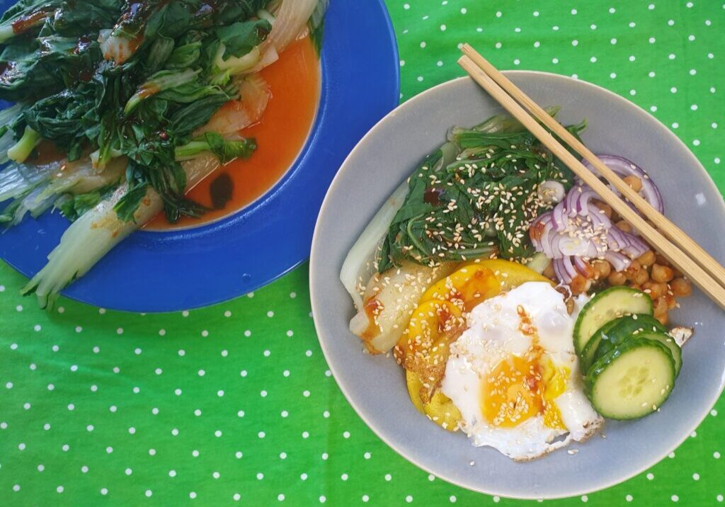 Bibimbap, een schotel met diverse groenten , kikkererwten, rijst en een spiegelei
