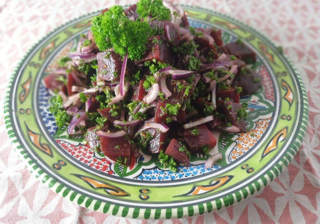 een salade van rode biet en peterselie