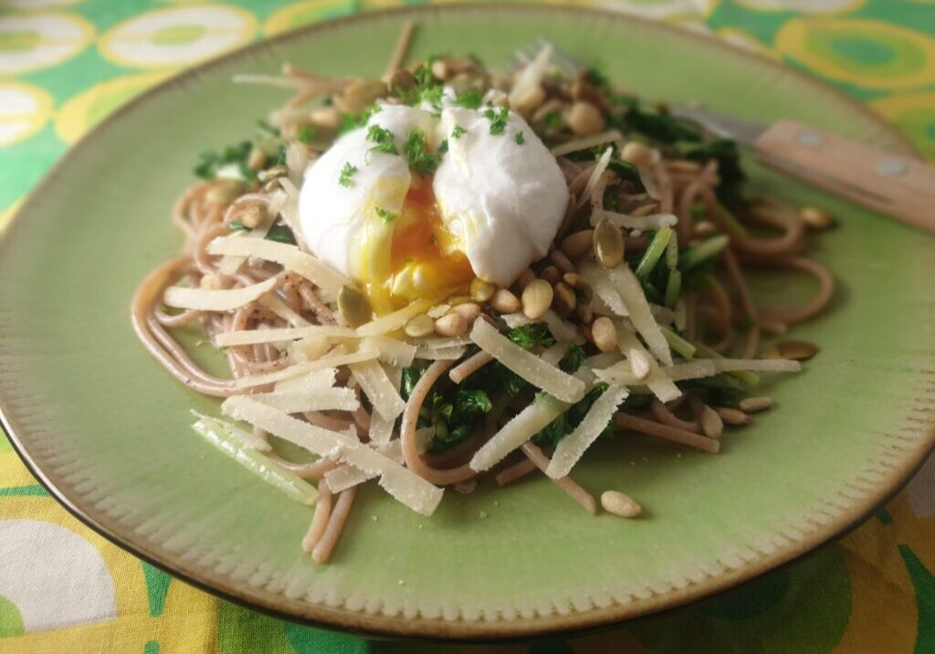 spaghetti met raapstelen en een gepocheerd ei