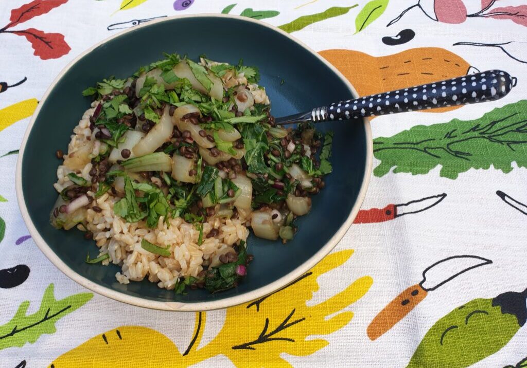 Paksoi met linzen en rijst