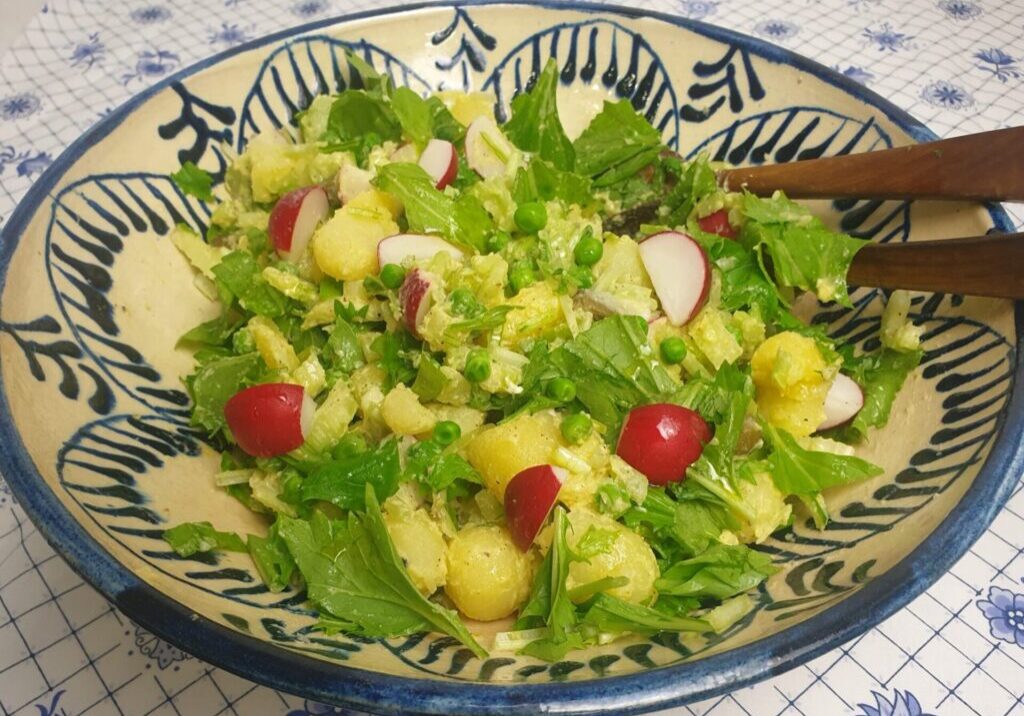 salade met aardappels, raapsteel en radijs
