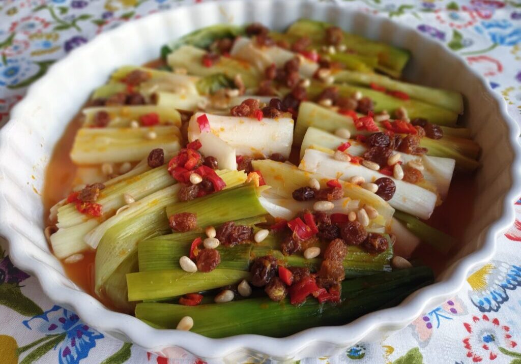 prei met rozijnen, rode peper, sinaasappel en pijnboompitjes