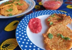 wortelkoekjes met een sausje van tomaat en rode peper
