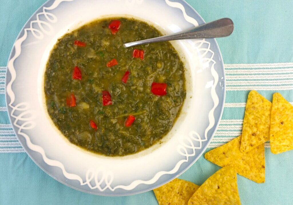 soep van boernekool met stukjes paprika, geserveerd met taco chips
