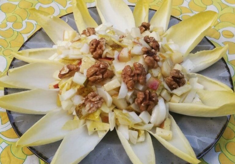 witlofsalade met fruit en noten