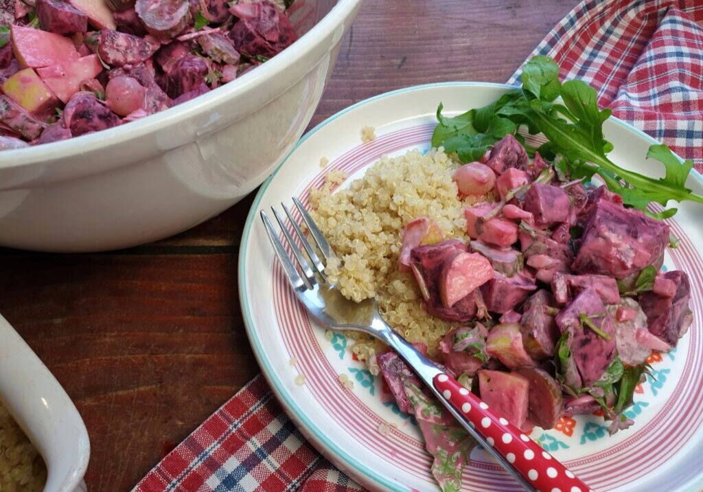 Bietensalade met augurk, appel en zilverui