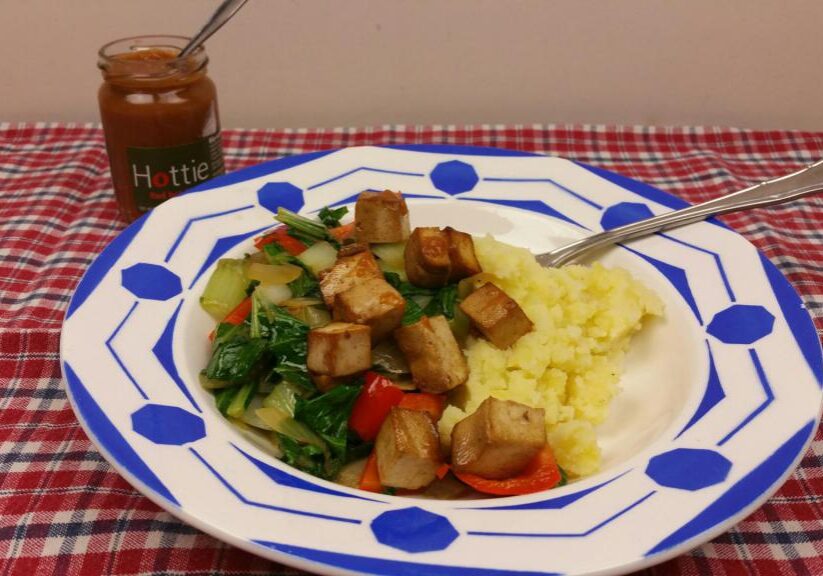 Gewokte paksoi met tofu en paprika en hottiesaus