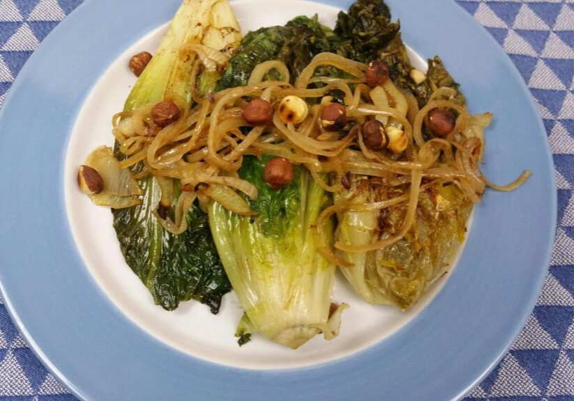 Gebakken andijvie met ui en hazelnoot