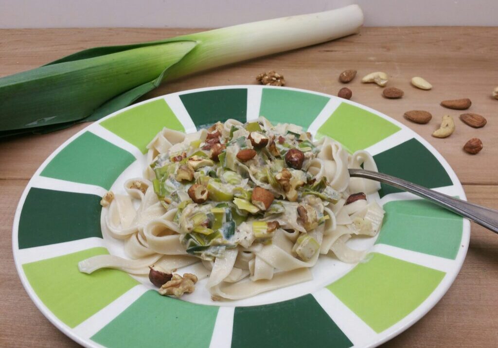 pasta met prei en nootjes