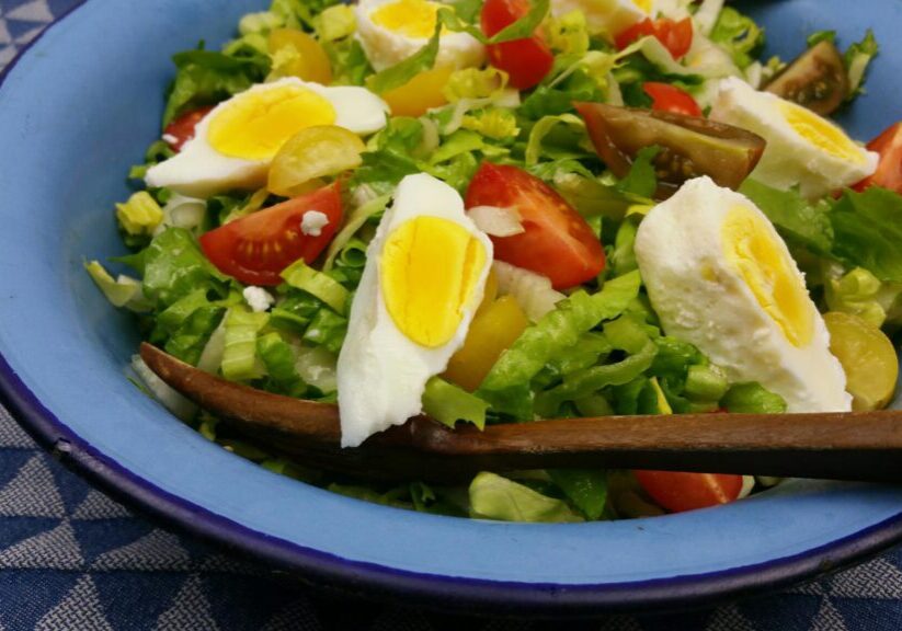 Andijviesalade met ansjovis, tomaat en ei