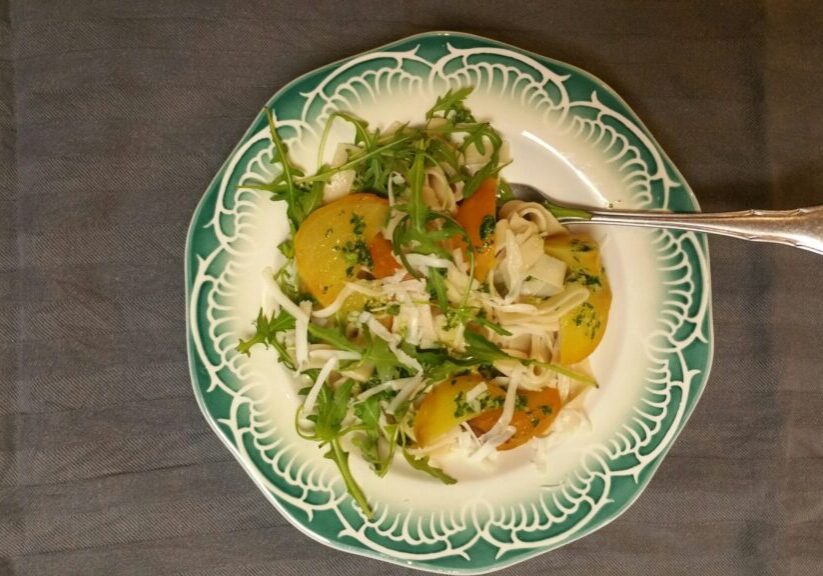 gele bieten, rucola en pasta