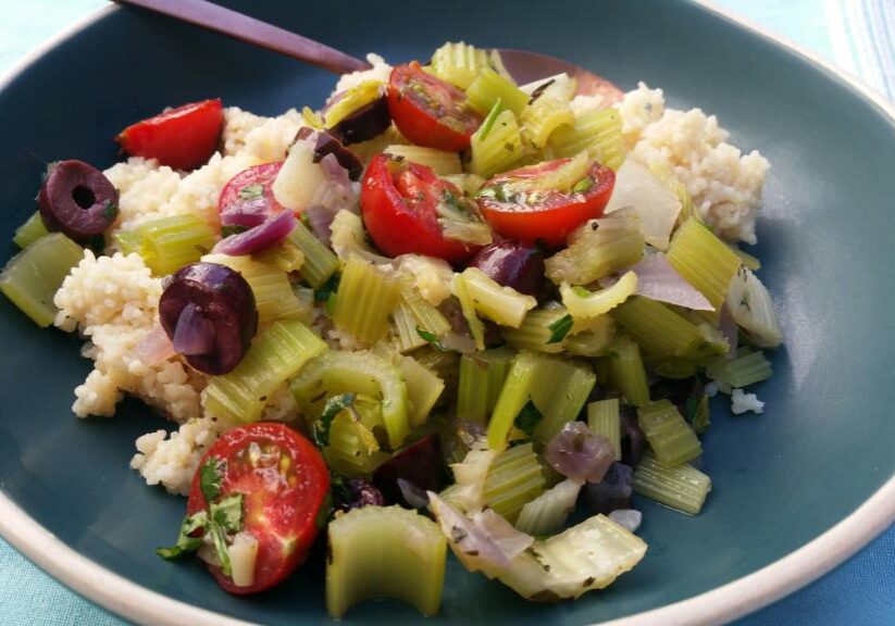 Bleekselderij met tomaat en olijven