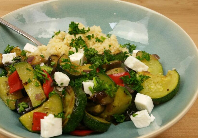 gebakken courgette en aubergine met stukjes rauwe paprika