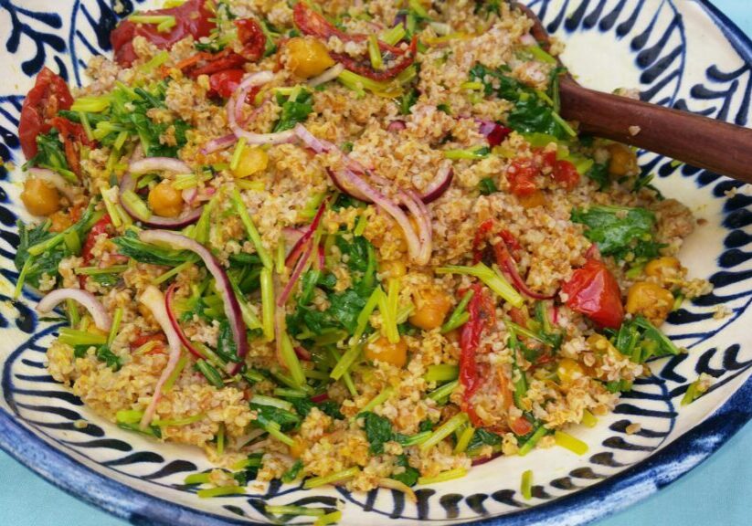 een foto van een kleurige bulghursalade met raapsteel en tomaat