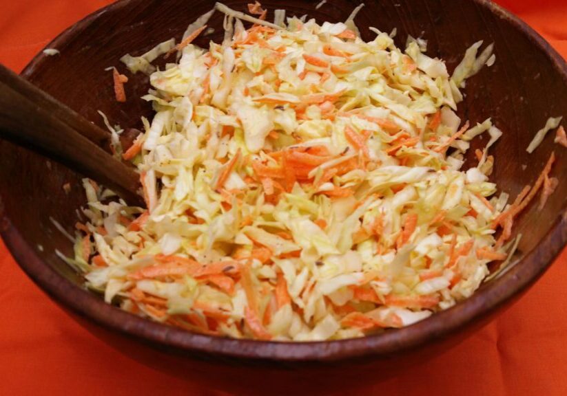 knapperige slade met spitskool en geraspte wortel