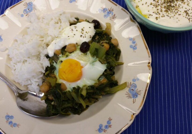 snijbiet met kikkererwten en gepocheerd ei