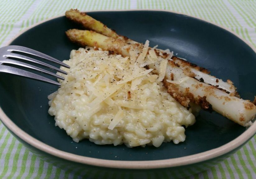 risoot met asperges, met een knapperig kruimelkorstje