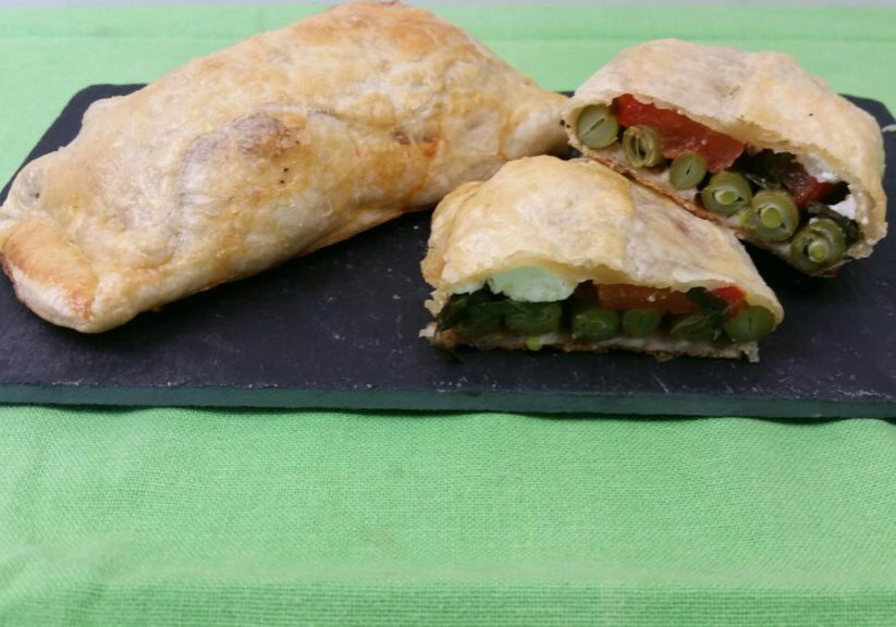 sperziebonen, tomaat en kaas in een jasje van bladerdeeg