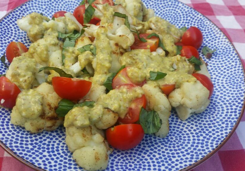 gegrilde bloemkool met tomaat en een saus van kappertjes