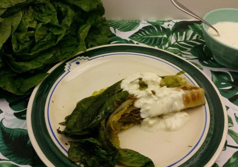 gegrilde bindsla met een sausje van zure room en ui