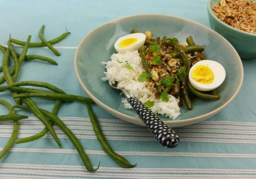 Sperziebonen in kokos-ketjapsaus, met rijst en een gekookt eitje