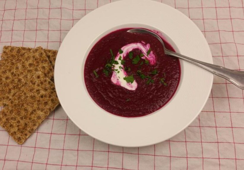 Bietensoep met appel, karwij en zure room