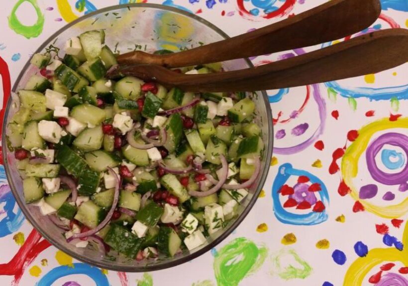 Komkommer salade met feta, dille en granaatappelpitjes