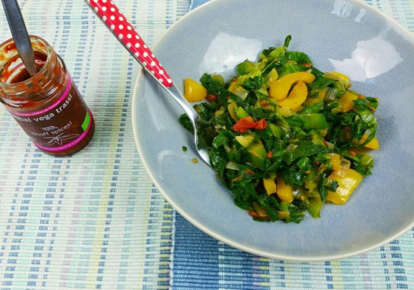 Andijvie uit de wok met paprika, ui en tomaat