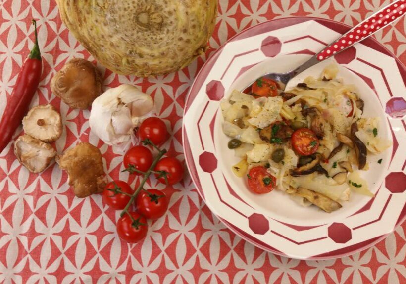 Knolsederij-spagetti met knoflook, olie, peper, tomaat en shiitake