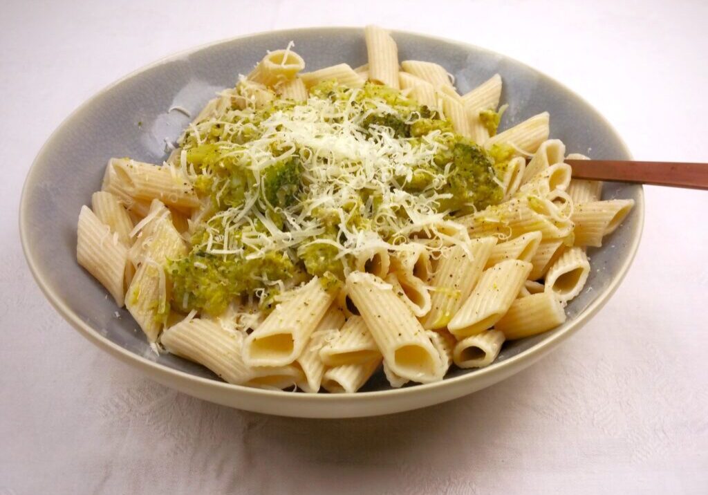 pasta met broccolisaus en geraspte kaas