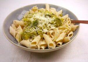 pasta met broccolisaus en geraspte kaas