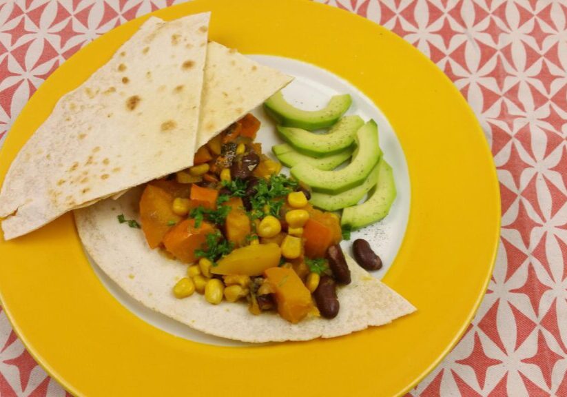 pompoenstoofpot met wraps en avocado erbij